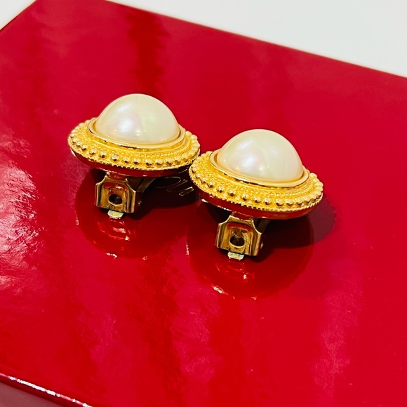 Vintage Christian Dior Pearl/Gold Clip on Earrings - Picture 4 of 10